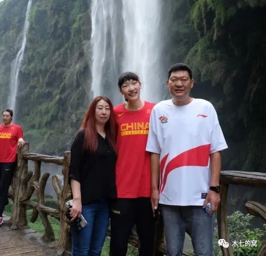 【比赛关键事件】第13分钟，西汉姆左侧传中被破坏，前点鲍文极限救球再传中，绍切克包抄将球打进，但鲍文传球瞬间皮球有出界可能，VAR介入后主裁确认皮球未出界进球有效，阿森纳0-1落后。